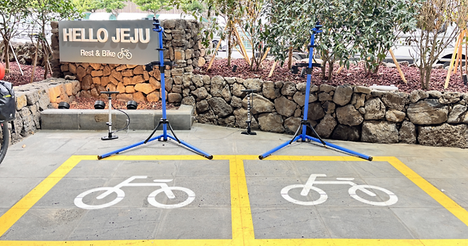 ‘HELLO JEJU 야외쉼터’ 내 자전거 여행객 전용 조립존. 제주를 찾은 라이더들이 공항 앞에서 바로 준비할 수 있도록 설계됐다.