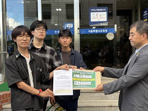 ▲ 16일 기자회견이 끝난 후 토끼풀 기자들은 서울시교육청에 기자회견 내용을 담은 의견서를 전달했다. 사진=윤유경 기자.