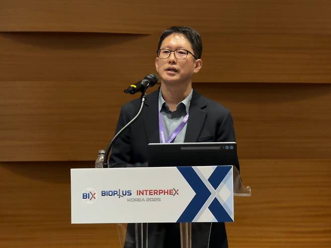 이태희 삼성바이오로직스 항체배양PD팀장(상무)가 16일 서울 강남구 삼성동 코엑스에서 열린 '바이오플러스-인터펙스 코리아 2025'에서 '신약개발 가속화: 개발 가능성 평가부터 IND 제출까지'라는 주제로 발표를 진행하고 있다./사진=김선아 기자