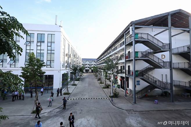 최근 캄보디아에서 한국인 대상 취업사기 및 감금 사건 등 각종 범죄에 연루된 사례가 수면 위로 드러나고 있다. 사진은 16일(현지시간) 캄보디아 프놈펜 인근 온라인스캠범죄단지인 태자단지. /사진=뉴스1 /사진=(프놈펜(캄보디아)=뉴스1) 김도우 기자