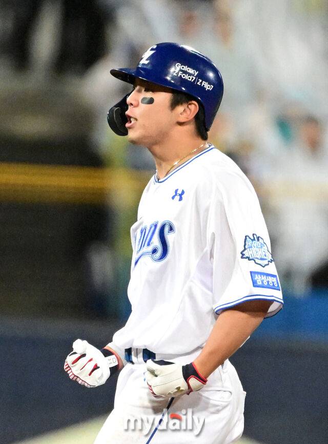 2025년 10월 13일 오후 대구 삼성라이온즈파크에서 열린 '2025 신한 SOL Bank KBO 포스트시즌' SSG 랜더스와 삼성 라이온즈의 준플레이오프 3차전 경기. 삼성 김영웅이 5회말 2사 1.2루서 1타점 2루타를 친 뒤 기뻐하고 있다./대구=유진형 기자 zolong@mydaily.co.kr