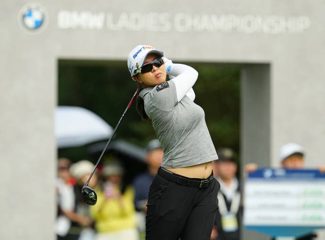 김세영이 LPGA 투어 BMW 레이디스 챔피언십 1라운드 1번 홀에서 드라이버 샷을 한 뒤 볼을 바라보고 있다. 사진 제공=대회조직위