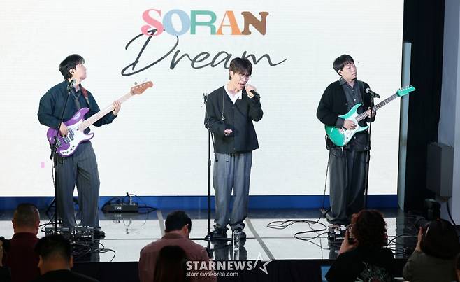 그룹 소란이 16일 서울 마포구 엠피엠지 사옥에서 진행된 3인 체제 마지막 앨범 'DREAM' 발매 기념 쇼케이스에서 멋진 무대를 선보이고 있다. /2025.10.16 /사진=김휘선 hwijpg@