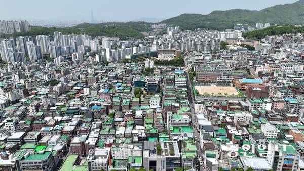 근생빌라는 정부가 마지막으로 위반건축물의 양성화를 논의한 2014년 당시 “영리적 목적일 가능성이 있다” 등의 논의가 제기돼 배제된 것으로 파악됐다. 사진은 성남시 중원구 빌라 밀집지역. 2025.5.8 /최은성기자 ces7198@kyeongin.com