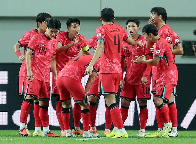 14일 서울 마포구 서울월드컵경기장에서 열린 한국과 파라과이 축구 대표팀의 친선경기. 엄지성이 선제골을 넣은 가운데 주장 손흥민이 동료들을 한데 모아 의견을 나누고 있다. 사진=연합뉴스