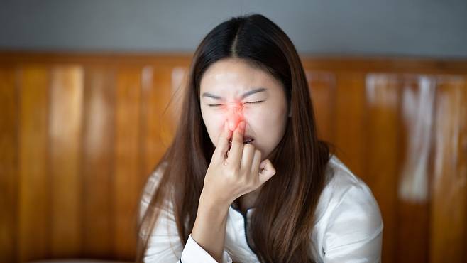 만성 비염으로 인해 구강호흡이 지속되면 얼굴형 변화가 나타날 수 있다|출처: 클립아트코리아