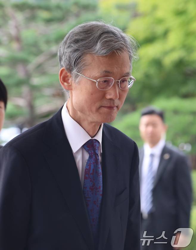 조희대 대법원장이 17일 오전 서울 서초구 대법원 청사로 출근을 하고 있다. 2025.10.17/뉴스1 ⓒ News1 김명섭 기자