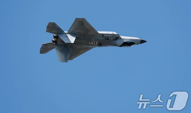 17일 경기 성남시 수정구 서울공항에서 열린 '서울 국제 항공우주 및 방위산업 전시회'(서울 ADEX 2025)'에서 공군 KF-21 전투기가 화려한 기동을 선보이고 있다. 2025.10.17/뉴스1 ⓒ News1 김영운 기자
