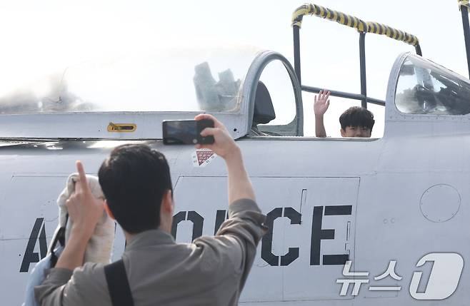 17일 경기 성남시 수정구 서울공항에서 열린 '서울 국제 항공우주 및 방위산업 전시회'(서울 ADEX 2025)'에서 한 아이가 전투기에 탑승해 기념촬영을 하고 있다. 2025.10.17/뉴스1 ⓒ News1 김영운 기자