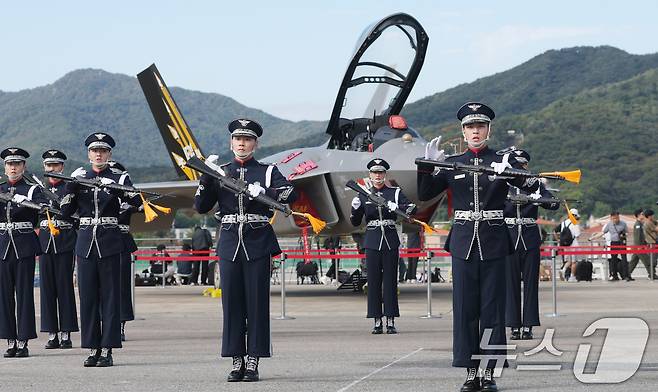 17일 경기 성남시 수정구 서울공항에서 열린 '서울 국제 항공우주 및 방위산업 전시회'(서울 ADEX 2025)'에서 공군 의장대가 축하공연을 하고 있다. 2025.10.17/뉴스1 ⓒ News1 김영운 기자