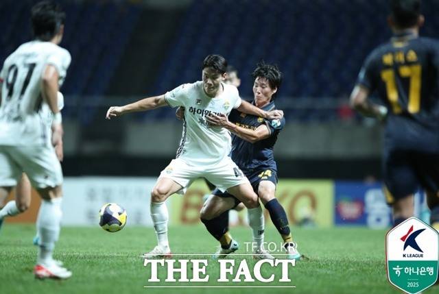 승점 1점 차 순위 경쟁을 펼치고 있는 6위 강원과 7위 광주는 18일 펼쳐지는 '하나은행 K리그1 2025' 정규라운드 최종 33라운드 경기 결과에 따라 파이널 A,B조 편성표를 받게 된다./K리그