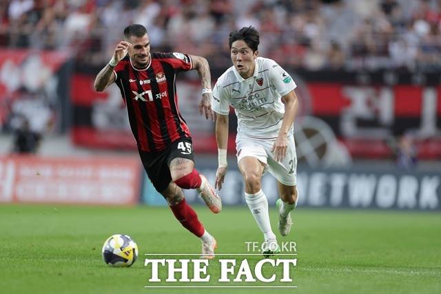 시즌 세 번째 '김기동 더비'를 펼치는 서울과 포항의 올 시즌 경기 장면./K리그