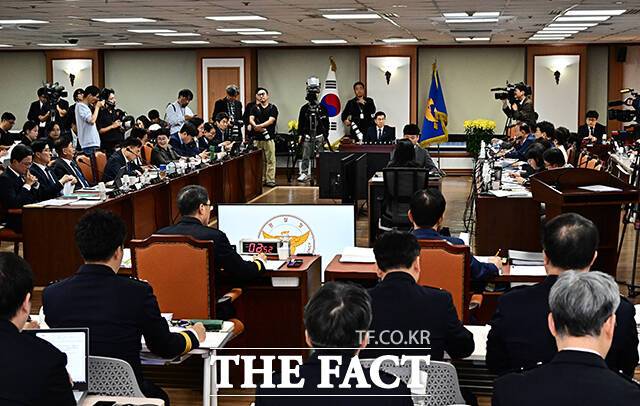 '질의 시작하는 경찰청 국정감사'