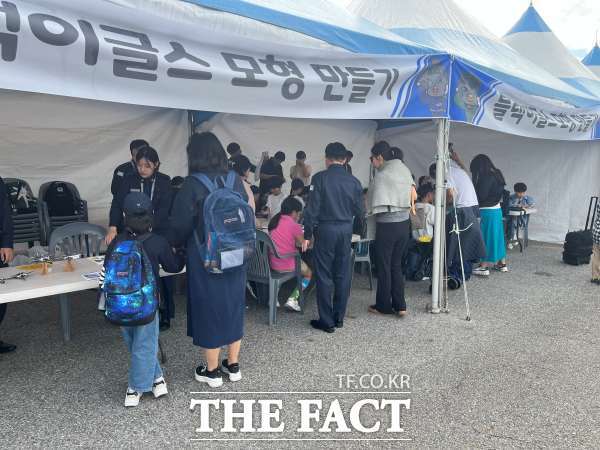 시민들이 17일 열린 ADEX 2025 항공우주체험공간에서 체험 활동을 하고 있다. /최의종 기자