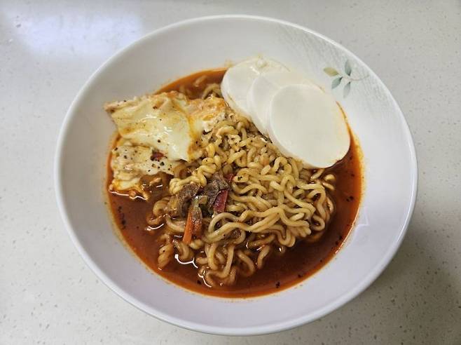 순두부열라면 레시피에 따라 더핫열라면을 조리한 모습. 시중에 알려진 매운 라면들보다 스코빌지수가 높다. 박재현 기자