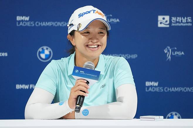 김세영이 17일 전남 해남군 파인비치 골프링크스에서 열린 LPGA 투어 BMW 레이디스 챔피언십 2라운드 경기를 마치고 인터뷰하고 있다./BMW 레이디스 챔피언십 대회 조직위원회 제공