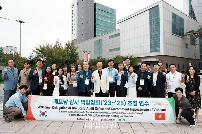 한국지역난방공사는 17일 한국국제협력단(KOICA)의 초청으로 방한한 '베트남 공공감사 연수단'을 본사에서 맞이해 선진 감사운영체계와 지역난방공사의 감사사례를 공유하는 시간을 가졌다.ⓒ지역난방공사