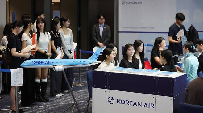16일 서울 강서구 코엑스마곡에서 열린 2025 항공산업 잡 페어에서 취업 준비생들이 상담을 받고 있다. 뉴시스 제공