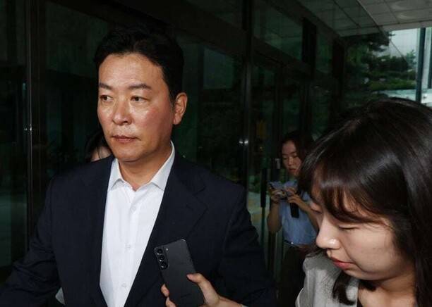 김성훈 전 대통령경호처 차장이 내란특검 조사를 받기 위해 서초구 서울고검으로 들어서고 있다. 연합뉴스