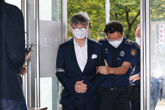 이종호 전 블랙펄인베스트 대표가 지난 12일 오전 채 상병 특별검사팀 사무실이 있는 서울 서초구 서초한샘빌딩으로 들어서고 있다. 김혜윤 기자 unique@hani.co.kr