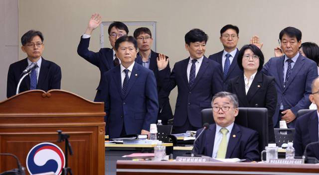 16일 정부세종청사에서 열린 국회 정무위원회의 국민권익위원회 국정감사에 유철환(맨 아래) 권익위원장과 함께 배석한 권익위 간부들이 손을 들고 있다. '지난 2월 간부회의에서 전한길씨에 대해 언급한 적이 있느냐'는 이강일 더불어민주당 의원 질의에 유 위원장은 "기억나지 않는다"고 답했는데, 이후 다시 이 의원이 '해당 발언을 들은 회의 참석자는 손을 들어 달라'고 요청한 데 대한 반응이었다. 세종=연합뉴스