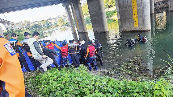 17일 오전 9시쯤 경기 의정부시 중랑천 동막교 인근 하천에서 시신 1구가 발견됐다. 중앙119구조본부 수색팀이 시신을 발견, 수습한 뒤 경찰에 인계했다. 사진 경기북부소방재난본부