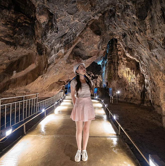 ‘여행가는 가을’ 누리집 내 ‘여행 트렌드관’에서는 레포츠, 힐링, 예술, 축제, 로컬, 미식 등 6개 주제로 구성된 테마 여행 상품을 최대 49% 할인된 금액으로 예약할 수 있다. 사진은 성류굴. 한국관광공사 제공