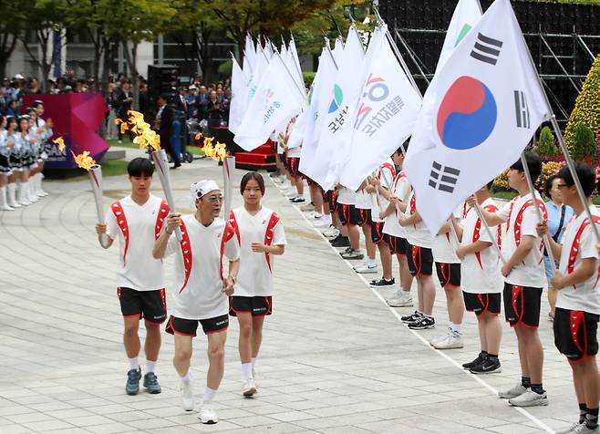 지난 13일 부산 연제구 부산시청 광장에서 열린 제106회 전국체육대회·제45회 전국장애인체육대회 성화 합화·출발식에서 성화 봉송 첫 주자들이 출발하고 있다. / 사진 = 뉴스1