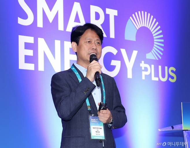 박기수 SK온 미래기술원장이 17일 서울 강남구 코엑스에서 열린 '스마트에너지플러스(SEP) 2025' 차세대 에너지 패러다임 : 배터리에서 전력망까지 컨퍼런스에서 'SK온의 선도적 기술 전략과 글로벌 배터리 산업의 미래 리더십 강화'에 대해 발표하고 있다. /사진=이기범 기자 leekb@