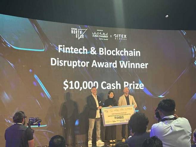 펀블이 UAE 시장 진출에 시동을 걸었다.사진은 펀블이 2025 GITEX 글로벌 전시회 핀테크 & 블록체인 최우수 혁신기업상을 수상했던 모습. /사진=펀블