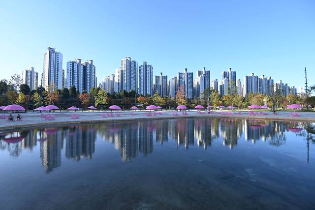 17일 오전 서울 송파구 잠실 한강공원 물놀이장에 모래, 분홍색 의자, 파라솔 등을 갖춘 ‘잠실비치’가 조성돼 있다. 문호남 기자