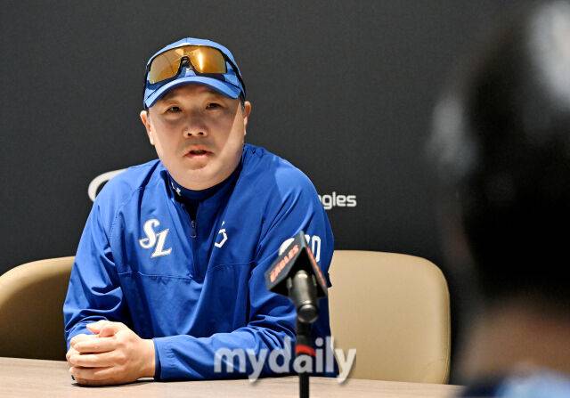 17일 오후 대전광역시 중구 대전 한화생명볼파크에서 진행되는 '2025 프로야구 KBO리그 포스트시즌' 플레이오프(PO) 1차전 한화이글스와 삼성라이온즈의 경기. 삼성 박진만 감독이 인터뷰를 갖고 있다./대전=송일섭 기자