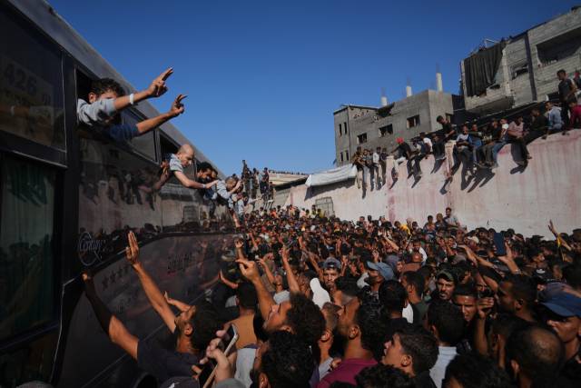 ▲ⓒPeople gather to greet freed Palestinian prisoners arriving on buses in the Gaza Strip after their release from Israeli jails under a ceasefire agreement between Hamas and Israel, outside Nasser Hospital in Khan Younis, southern Gaza Strip, Monday, Oct. 13, 2025. (AP Photo/Abdel Kareem Hana)