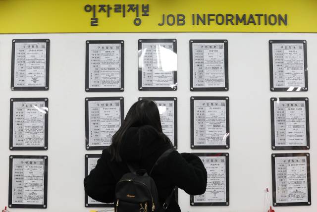 ▲일자리를 잃었거나, 취업을 준비 중이거나, 집에서 그냥 쉬는 '청년 백수'들이 지난달 120만명에 달한 것으로 나타났다. 경제활동인구 중 실업자거나, 비경제활동 인구 중 '쉬었음' 또는 '취업준비자'인 청년의 수를 모두 더하면 120만7000명이었다. 사진은 17일 서울 마포구 서울서부고용복지플러스센터에서 구직자들이 취업 공고를 둘러보고 있다. ⓒ연합뉴스