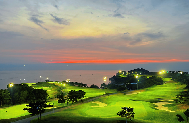 중국 산둥성 웨이하이에 있는 아시아나웨이하이컨트리클럽(AWCC)은 한국에서 50분의 비행만으로도 천혜의 절경속에서 골프를 즐길 수 있는 곳이다. 삼면이 바다로 둘러싸여 있어 18개 홀 어디에서든지 바다를 조망하며 라운드할 수 있다. 특히 석양 속 골프는 잊지 못할 경험을 선사한다. AWCC 제공