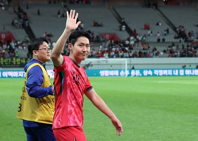 한국 축구 국가대표 이강인이 14일 서울월드컵경기장에서 열린 파라과이와의 평가전에서 2-0으로 이긴 뒤 팬들에게 인사하고 있다. 연합뉴스