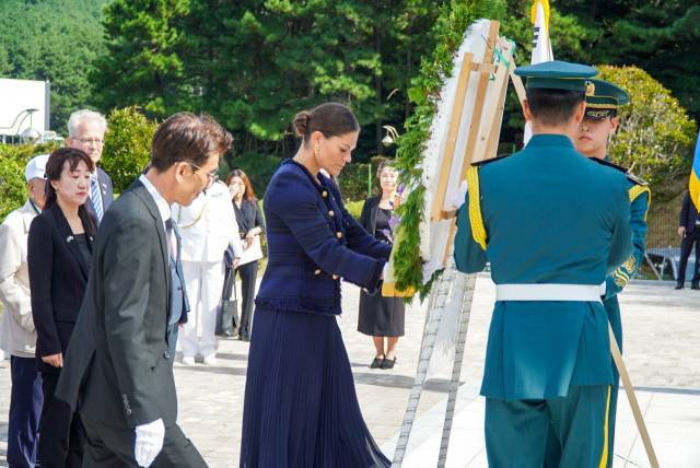 빅토리아 스웨덴 왕세녀가 17일 부산 태종대 의료지원단 참전기념비에서 열린 스웨덴 빅토리아 왕세녀 방한 참배행사에서 의료참전기념비에 헌화하고 있다. 연합뉴스