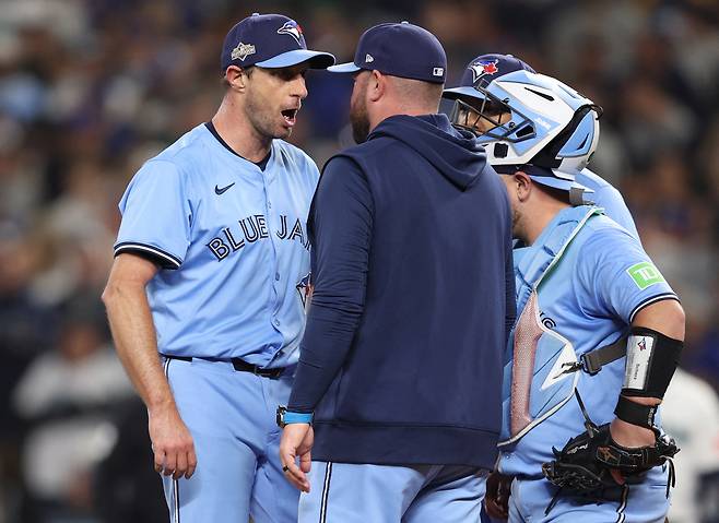 토론토 맥스 셔저가 17일 시애틀과의 ALCS 4차전에서 5회말 존 슈나이더 감독이 마운드에 오자 마운드를 지키겠다고 강하게 말하고 있다. Imagn Images연합뉴스