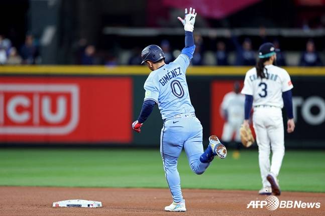 토론토 히메네스(왼쪽)가 3회 역전 투런 홈런을 터뜨리고 베이스를 돌고 있다. /AFPBBNews=뉴스1
