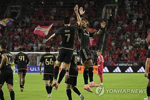영국 매체 더선은 16일(한국시간) 손흥민(LAFC)이 미국프로축구 메이저리그사커(MLS) 시즌이 끝나면 유럽에서 단기간 뛸 수 있는 조항이 계약서에 포함돼 잉글리기 프리미어리그로 복귀할 가능성이 있다고 보도했다. 토트넘 홋스퍼 팬들도 구단에서 무려 10년을 뛴 레전드 손흥민이 2025 MLS 시즌이 끝나면 친정팀으로 돌아와 다시 토트넘 유니폼을 입고 경기를 뛸 수 있기를 바라고 있다. 연합뉴스