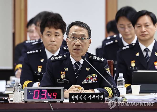 질의 답하는 유재성 경찰청장 직무대행 (서울=연합뉴스) 윤동진 기자 = 17일 서울 서대문구 경찰청에서 열린 국회 행정안전위원회 경찰청 대상 국정감사에서 유재성 경찰청장 직무대행이 조국혁신당 정춘생 의원의 캄보디아 한국인 납치·구금 사태 관련 질의에 답하고 있다. 2025.10.17 mon@yna.co.kr