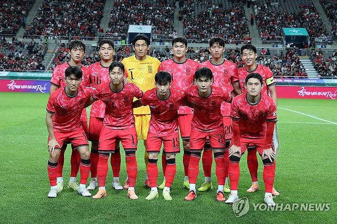 파라과이전 앞두고 기념 촬영하는 한국 축구 대표팀 (서울=연합뉴스) 임화영 기자 = 14일 서울 마포구 서울월드컵경기장에서 열린 한국과 파라과이 축구 대표팀의 친선경기.
한국 선수들이 팀 포토를 촬영하고 있다. 2025.10.14 hwayoung7@yna.co.kr