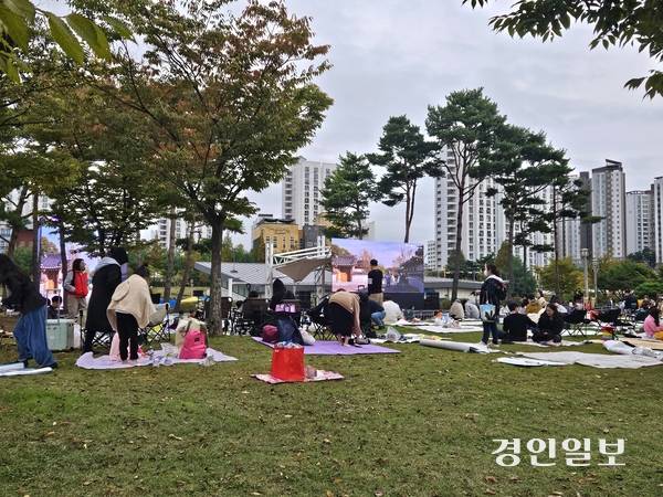 18일 열린 ‘김포 라베니체 축제’에서 가족단위 방문객들이 피크닉존에 돗자리를 펴고 공연을 관람하는 등 가을 정취를 만끽하고 있다. 2025.10.18 /김연태 기자 kyt@kyeongin.com