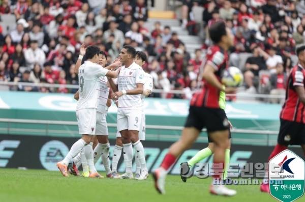 포항선수들이 첫골을 넣은 뒤 기뻐하고 있다. 사진=한국프로축구연맹 제공