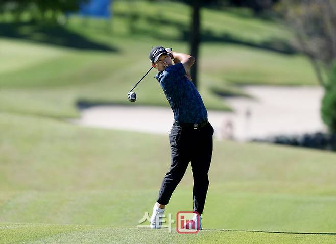 이상희가 더채리티 클래식 2라운드 16번홀에서 우드로 2온을 시도하고 있다. (사진=KPGA)