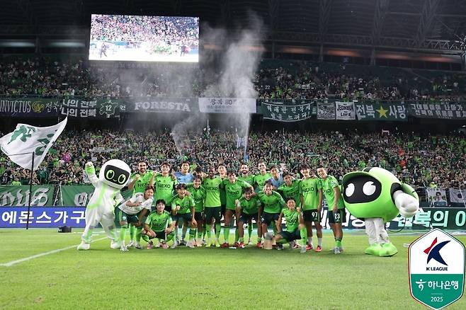 승리 후 단체사진을 찍은 전북 선수들(한국프로축구연맹 제공)