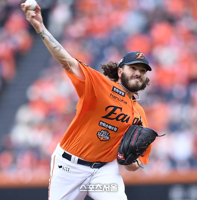 한화 선발투수 폰세가 18일 대전 한화생명 볼파크에서 열린 2025 KBO 포스트시즌 플레이오프 1차전 삼성과 경기에서 역투하고 있다. 대전 | 최승섭기자 thunder@sportsseoul.com