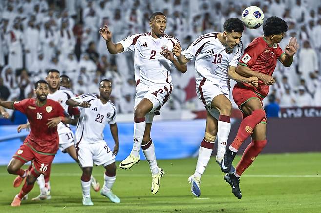 (251009) -- DOHA, Oct. 9, 2025 (Xinhua) -- Ayoub Al Ouwi (2nd R) of Qatar vies with Issam Al Sabhi (1st R) of Oman during the FIFA World Cup 2026 AFC Asian Qualifiers group A playoffs match between Qatar and Oman in Doha, Qatar, Oct. 8, 2025. (Photo by Nikku/Xinhua) <저작권자(c) 연합뉴스, 무단 전재-재배포, AI 학습 및 활용 금지>