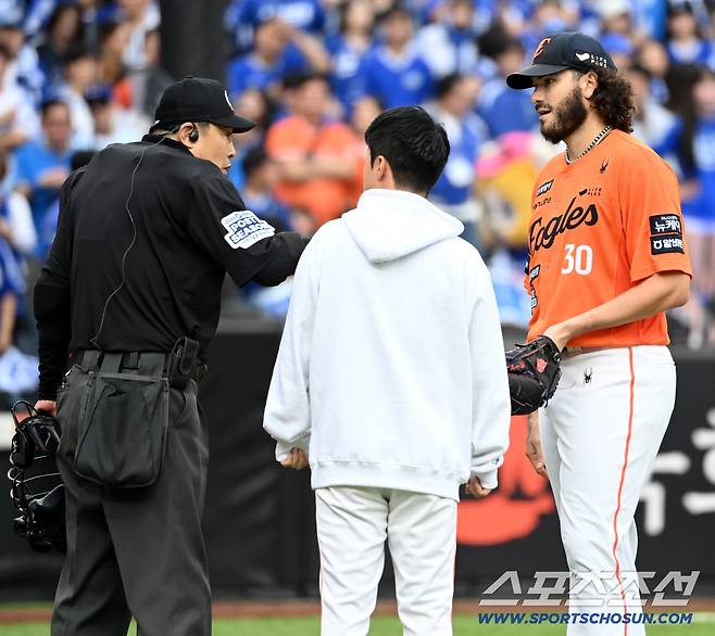 18일 대전한화생명볼파크에서 열린 삼성과 한화의 PO 1차전. 3회초 무사 1,3루 구자욱 타석�� 폰세의 투구 인터벌이 길어지며 신경전이 펼쳐졌다. 박기택 심판이 마운드에 올라 폰세에게 이야기 하고 있다. 대전=허상욱 기자wook@sportschosun.com/2025.10.18/