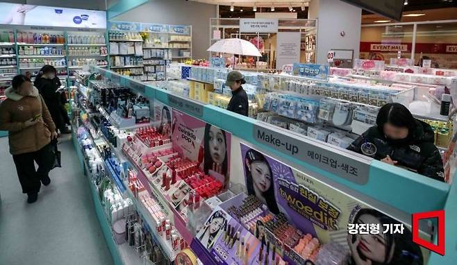 서울 양천구 다이소 이마트목동점을 찾은 고객이 화장품을 보고 있다. 강진형 기자